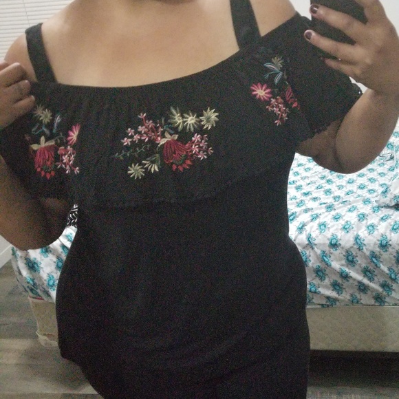 Tops - NWOT Floral Off the Shoulder Top